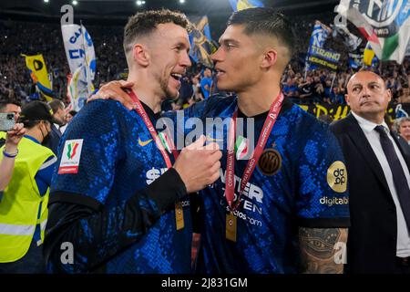 Der kroatische Mittelfeldspieler Ivan Perisic und der argentinische InterÕs InterÕs-Stürmer Joaquin Correa feiern den Sieg beim Coppa Italia-Finale zwischen Juventus und Inter am 11. Mai 2022 im Olimpico-Stadion in Rom, im Zentrum Italiens. Stockfoto