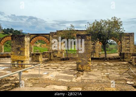 Bab al-Sudda, der große östliche Portikus, der als zeremonieller Eingang zum Alcazar diente - Madinat al-Zahra (die glänzende Stadt) - Cordoba, Spanien Stockfoto