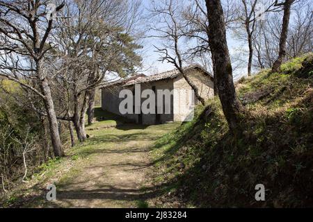 Santuario della Beata Vergine in Montovolo im Naturpark Montovolo im Frühjahr. Stockfoto