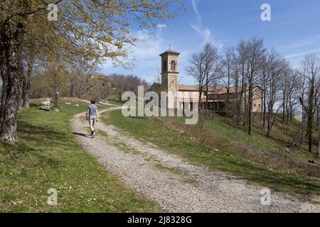 Santuario della Beata Vergine in Montovolo im Naturpark Montovolo im Frühjahr. Stockfoto