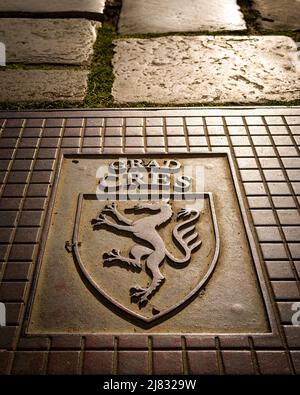 Wappen der Stadt Cres (Kroatien) auf einem Abwasserkanal Abdeckung Stockfoto