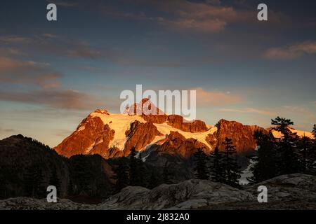 WA21536-00...WASHINGTON - Sonnenuntergang am Mount Shuksan bei Sonnenuntergang vom Artist Point im Mount Baker-Snoqualmie National Forest. Stockfoto