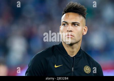 Der argentinische Stürmer Lautaro Martinez blickt auf das Coppa Italia-Finale zwischen Juventus und Inter am 11. Mai 2022 im Olimpico-Stadion in Rom, im Zentrum Italiens. InterÕs Stockfoto