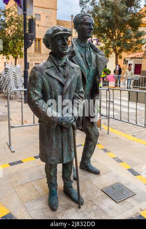 Bronzestatuen von Manuel de Falla und Federico Garcia Lorca in der Alpujarra-Stadt Órgiva - Granada, Spanien Stockfoto