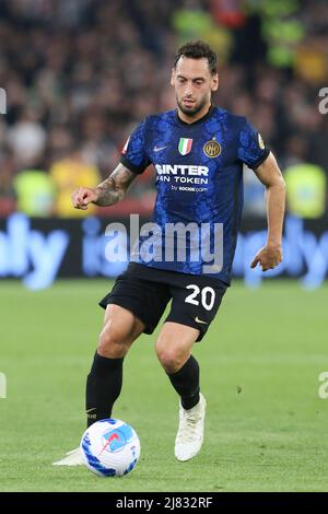 Der türkische Mittelfeldspieler Hakan Calhanoglu kontrolliert den Ball während des Coppa Italia-Finales zwischen Juventus und Inter am 11. Mai 2022 im Olimpico-Stadion in Rom, im Zentrum Italiens. InterÕs Stockfoto