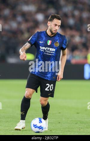 Der türkische Mittelfeldspieler Hakan Calhanoglu kontrolliert den Ball während des Coppa Italia-Finales zwischen Juventus und Inter am 11. Mai 2022 im Olimpico-Stadion in Rom, im Zentrum Italiens. InterÕs Stockfoto