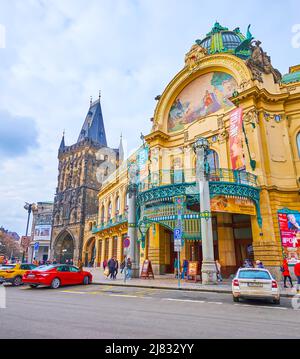 PRAG, TSCHECHISCHE REPUBLIK - 5. MÄRZ 2022: Haupteingang des Jugendstil-Stadthauses (Smetana-Saal), mit Säulen, Stuck, Bildhauerei geschmückt Stockfoto