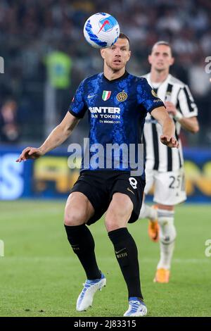 Der bosnische Stürmer Edin Dzeko von Inter kontrolliert den Ball während des Coppa Italia-Finales zwischen Juventus und Inter am 11. Mai 2022 im Olimpico-Stadion in Rom, im Zentrum Italiens. Stockfoto