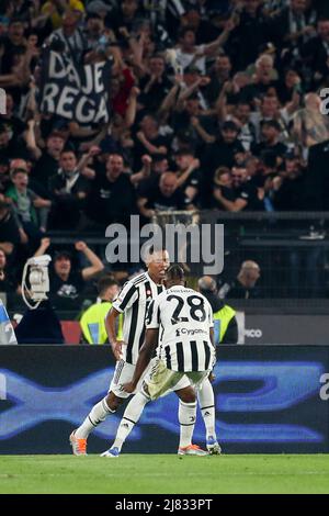 Juventus brasilianischer Verteidiger Alex Sandro feiert, nachdem er am 11. Mai 2022 beim Coppa Italia-Finale zwischen Juventus und Inter im Olimpico-Stadion in Rom, im Zentrum Italiens, ein Tor erzielt hat. Stockfoto