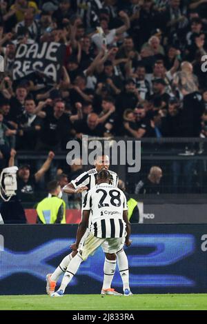 Juventus brasilianischer Verteidiger Alex Sandro feiert, nachdem er am 11. Mai 2022 beim Coppa Italia-Finale zwischen Juventus und Inter im Olimpico-Stadion in Rom, im Zentrum Italiens, ein Tor erzielt hat. Stockfoto