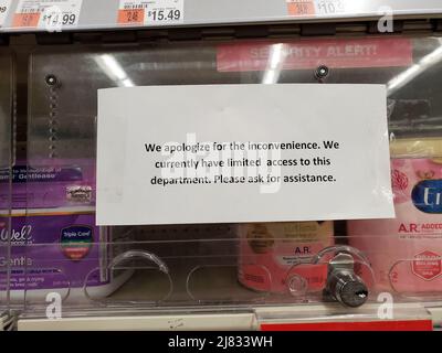 12. Mai 2022, New York, New York, USA: 12. Mai, 2022 landesweiter Mangel an Babyformel..Leere Regale in Apotheken im ganzen Land aufgrund von Produktions- und Lieferkettenproblemen. (Bild: © Bruce Cotler/ZUMA Press Wire) Stockfoto