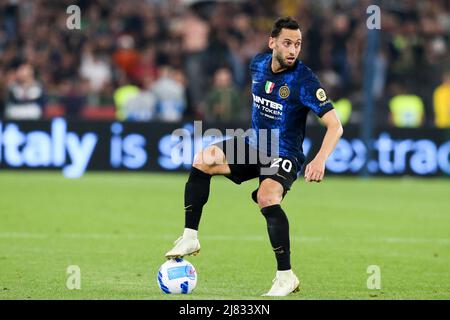 Der türkische Mittelfeldspieler Hakan Calhanoglu kontrolliert den Ball während des Coppa Italia-Finales zwischen Juventus und Inter am 11. Mai 2022 im Olimpico-Stadion in Rom, im Zentrum Italiens. InterÕs Stockfoto