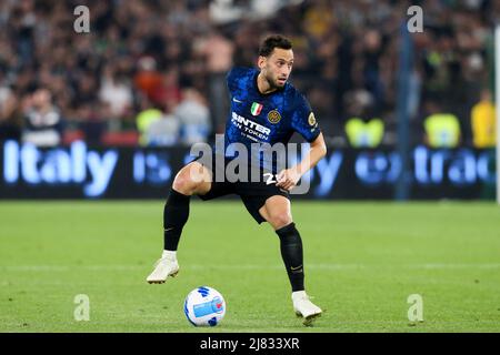 Der türkische Mittelfeldspieler Hakan Calhanoglu kontrolliert den Ball während des Coppa Italia-Finales zwischen Juventus und Inter am 11. Mai 2022 im Olimpico-Stadion in Rom, im Zentrum Italiens. InterÕs Stockfoto