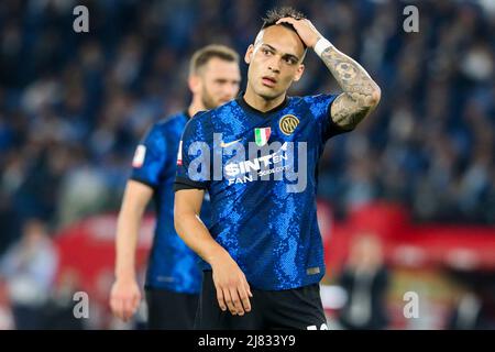 Der argentinische Stürmer Lautaro Martinez gesticuliert am 11. Mai 2022 beim Coppa Italia-Finale zwischen Juventus und Inter im Olimpico-Stadion in Rom, im Zentrum Italiens. InterÕs Stockfoto