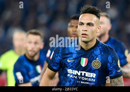 Der argentinische Stürmer Lautaro Martinez blickt auf das Coppa Italia-Finale zwischen Juventus und Inter am 11. Mai 2022 im Olimpico-Stadion in Rom, im Zentrum Italiens. InterÕs Stockfoto