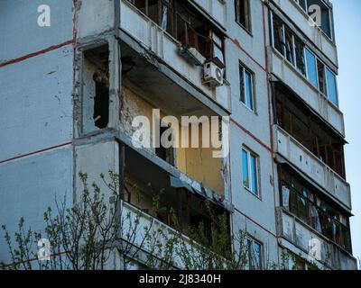 Charkiw, Charkow, Ukraine - 05.07.2022: Nach dem Schuss Shell zivilen Gebäude zerstört Haus russische Explosion Glasfenster Balkone gebrochen Stockfoto