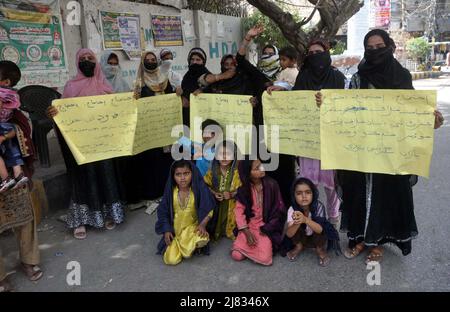 Hyderabad, Pakistan, 12. Mai 2022. Bewohner des Standortes, die am Donnerstag, dem 12. Mai 2022, im Hyderabad-Presseclub eine Protestdemonstration gegen die hohe Handlbarkeit der Husri-Polizei veranstalteten. Stockfoto