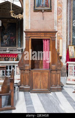 Beichtstuhl in der Kirche San Giacomo in Augusta Rom Italien Stockfoto