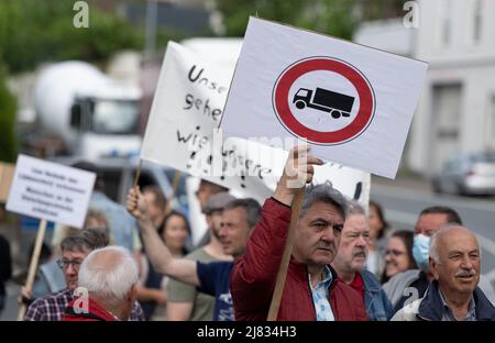 12. Mai 2022, Nordrhein-Westfalen, Lüdenscheid: Auf einem Plakat bei einer Demonstration gegen die Last der Schließung des Rahmede-Viadukts ist ein Schild mit der Aufschrift "Passage für Lkw verboten" aufgedruckt. Aufgrund der Schließung der A45 werden Lastwagen durch das Stadtzentrum umgeleitet. Ein Bürgerbündnis demonstriert gegen den Durchgangsverkehr von Lkw in der Innenstadt. Foto: Bernd Thissen/dpa Stockfoto