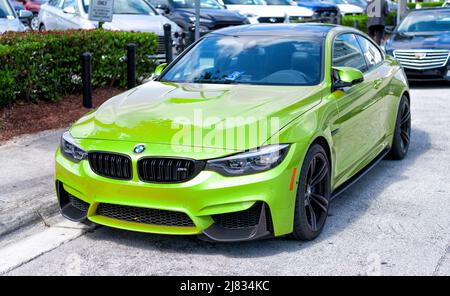 Miami Beach, Florida USA - 15. April 2021: Grüner bmw M4, Eckansicht. Luxus-Sportwagen Stockfoto