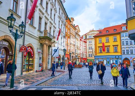 PRAG, TSCHECHISCHE REPUBLIK - 5. MÄRZ 2022: Die bunten mittelalterlichen Häuser mit Geschäften und Cafés auf dem Kleinen Platz, am 5. März in Prag Stockfoto