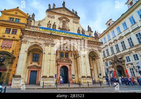 PRAG, TSCHECHISCHE REPUBLIK - 5. MÄRZ 2022: Die Fassade der St. Salvator Kirche mit Formen, Skulpturen und Wandsäulen, Kreuzfahrerplatz, am 5. März in P Stockfoto