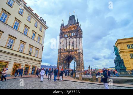 PRAG, TSCHECHISCHE REPUBLIK - 5. MÄRZ 2022: Kreuzfahrerplatz mit Denkmal für Karl IV. Und dem Altstädter Brückenturm der Karlsbrücke, am 5. März in Pr Stockfoto