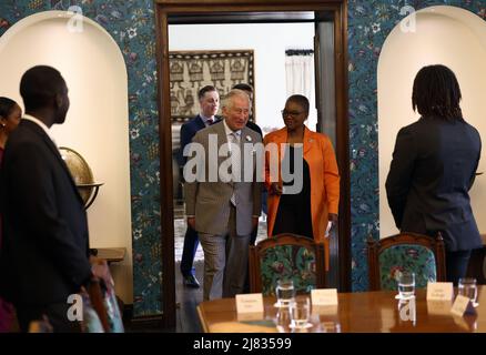 Der Prinz von Wales kommt mit Baroness Amos am University College in Oxford an, um mit Studenten über Opportunity Oxford zu diskutieren, ein Programm, das dazu beiträgt, talentierte britische Angebotsinhaber mit unterrepräsentierten Hintergründen auf eine Karriere an der Universität Oxford vorzubereiten. Bilddatum: Donnerstag, 12. Mai 2022. Stockfoto