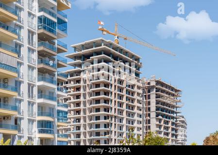 Ein neuer Komplex von Wohnhäusern im Bau in der Türkei. Stockfoto