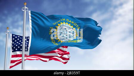 Die Staatsflagge von South Dakota winkt zusammen mit der Nationalflagge der Vereinigten Staaten von Amerika. South Dakota ist ein US-Bundesstaat in der North Central-Region Stockfoto