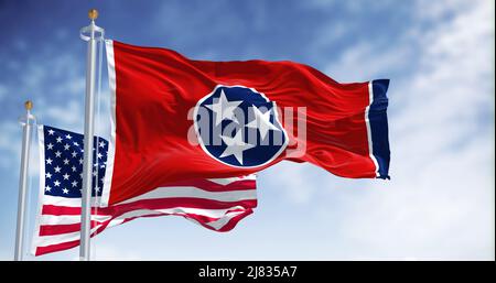 Die Tennessee Staatsflagge winkt zusammen mit der Nationalflagge der Vereinigten Staaten von Amerika. Tennessee ist ein Staat im Südosten der U Stockfoto