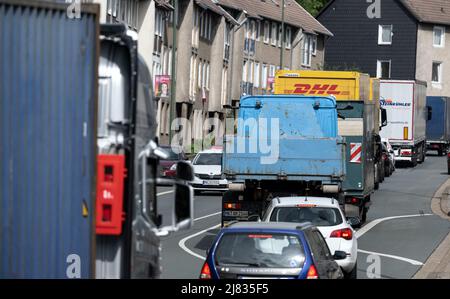 12. Mai 2022, Nordrhein-Westfalen, Lüdenscheid: Starker Verkehr ist auf einem Umweg durch die Stadt unterwegs. Aufgrund der Schließung des Rahmede-Viadukts auf der A45 werden Lastwagen durch das Stadtzentrum umgeleitet. Ein Bürgerbund will gegen den Durchgangsverkehr von Lkw in der Innenstadt demonstrieren. Foto: Bernd Thissen/dpa Stockfoto