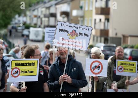 12. Mai 2022, Nordrhein-Westfalen, Lüdenscheid: 'Lärm macht krank!' Steht auf einem Plakat bei einer Demonstration gegen die Verschmutzung, die durch die Schließung des Viadukts Rahmede verursacht wurde. Aufgrund der Schließung der A45 werden Lastwagen durch das Stadtzentrum umgeleitet. Ein Bürgerbündnis demonstriert gegen den Durchgangsverkehr von Lkw in der Innenstadt. Foto: Bernd Thissen/dpa Stockfoto