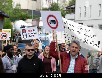 12. Mai 2022, Nordrhein-Westfalen, Lüdenscheid: "Unsere Nerven sind so kaputt wie unsere Straßen" steht auf einem Plakat während einer Demonstration gegen den Stress, der durch die Schließung des Rahmede-Viadukts verursacht wurde. Aufgrund der Schließung der A45 werden Lastwagen durch das Stadtzentrum umgeleitet. Ein Bürgerbündnis demonstriert gegen den Durchgangsverkehr von Lkw in der Innenstadt. Foto: Bernd Thissen/dpa Stockfoto