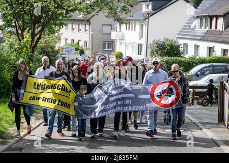 12. Mai 2022, Nordrhein-Westfalen, Lüdenscheid: "Lüdenscheid-LKW-freie Zone" steht auf einem Plakat während einer Demonstration gegen die Belastung durch die Schließung des Viadukts Rahmede. Aufgrund der Schließung der A45 werden Lastwagen durch das Stadtzentrum umgeleitet. Ein Bürgerbündnis demonstriert gegen den Durchgangsverkehr von Lkw in der Innenstadt. Foto: Bernd Thissen/dpa Stockfoto