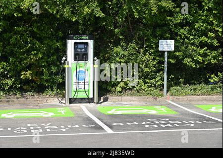 Ladestationen für Elektrofahrzeuge auf einem Parkplatz in der nördlichen Oxfordshire-Stadt Chipping Norton Stockfoto