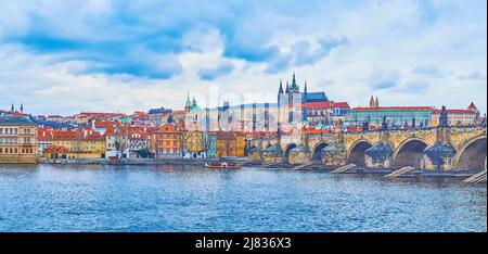 Die berühmte Skyline von Prag mit dem Veitsdom, den roten Ziegeldächern von Mala Strana und Hradcany und der Karlsbrücke über die Moldau, Prag, C Stockfoto