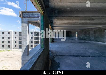 Vertikale Ansicht einer im Bau befindlichen Wohnwohnung ohne Metallrahmen. Es ist jedoch bereits umrissen und bereit zu gehen. Stockfoto