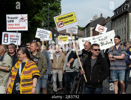 12 May 2022, North Rhine-Westphalia, Lüdenscheid: "Transit trucks out of Lüdenscheid" is written on a poster during a demonstration against the burden caused by the closure of the Rahmede viaduct. Due to the closure of the A45, trucks are being diverted through the city center. A citizens' alliance demonstrates against the through traffic of trucks in the city center. Photo: Bernd Thissen/dpa Stockfoto