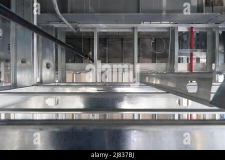 Blick auf den baulichen Raum über der Falldecke in einem Geschäftsgebäude Stockfoto