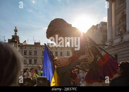 Lviv, Ukraine - 11. Mai 2022: Die kleine Amal, eine riesige Marionette, die ein syrisches Flüchtlingsmädchen darstellt, in Lviv, Ukraine Stockfoto