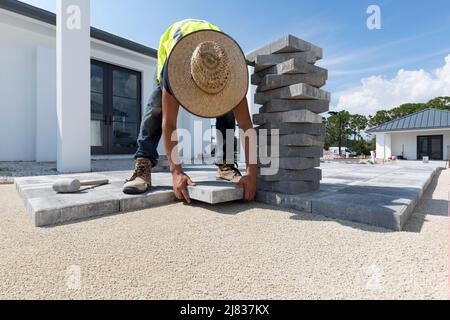 Gehweg Fliesen, Ziegel oder Pflaster werden auf einem Grundstück in installiert. Naples, Florida zwischen einigen Gebäuden und einigen Sportanlagen. Stockfoto