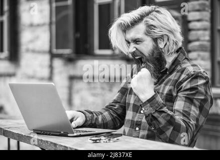Moderne Kommunikation. Riskantes Einkaufen. Aktienhändler. Online-Geschäft. Online-Unternehmer arbeiten im Freien. Mann arbeitet mit Laptop. Geschäftsmann Stockfoto