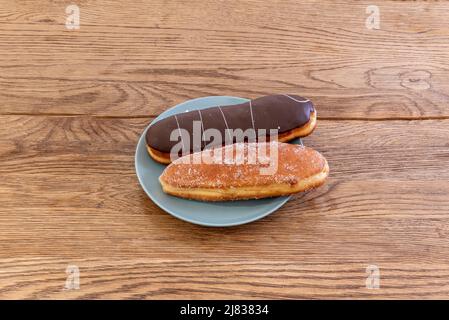 Pepitos, süße Brötchen, ein Teig zwischen einem Milchbrot und einer Brioche, gefüllt mit Backcreme und nur darauf mit Schokolade überzogen. Stockfoto