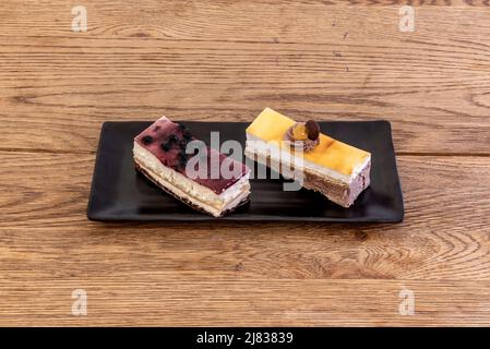 Ein Kuchen ist ein 'Stück Mehl und Butter, gebacken, in dem normalerweise Creme oder Süßes oder Obst eingewickelt wird. Stockfoto