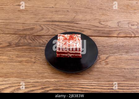 Ein roter Samtkuchen ist ein Schokoladenkuchen mit einer tiefroten oder leuchtend roten Farbe. In der Regel als geschichtete Kuchen mit einem gekochten Roux oder Cremekäe gekrönt vorbereitet Stockfoto