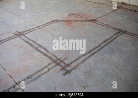 Trockenbaurahmen skizziert die Rahmung der Installation in einem Apartmentkomplex. Stockfoto