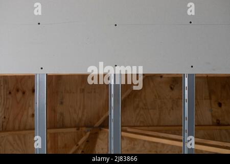 Oben montierte Decke Trockenbau oder Blech mit verzinkten Stahlschienen für die Installation für das nächste Blech Stockfoto