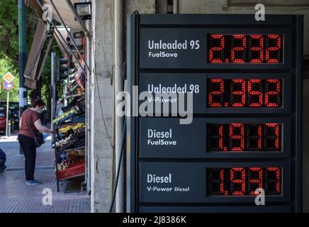 Athen, Griechenland. 12.. Mai 2022. Die Benzinpreise beginnen ab 2, 23 Euro pro Liter, wie an der Preistafel einer Tankstelle im Zentrum der griechischen Hauptstadt zu sehen ist. Die jährliche Verbraucherinflation Griechenlands stieg im April auf 10,2 %, die höchste seit 28 Jahren, als Folge der steigenden Kosten für Energie, Wohnen, Transport und Lebensmittel. (Bild: © Dimitris Aspiotis/Pacific Press über ZUMA Press Wire) Stockfoto