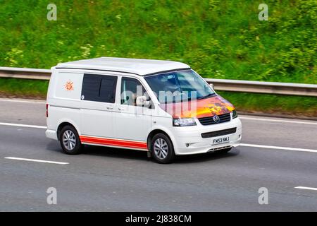 2004 VW Volkswagen Transporter T30 130 TDI SWB LCV Diesel-Kastenwagen; Fahrt auf der Autobahn M6, Großbritannien Stockfoto